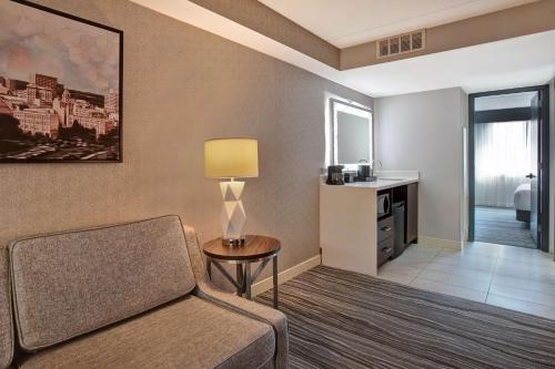 Suite de 2 dormitorios para no fumadores - Cama extragrande del hotel Embassy Suites Syracuse. Foto 2