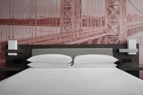 Habitación con vistas al perfil urbano de Nueva York - 1 cama extragrande del hotel Teaneck Marriott at Glenpointe. Foto 1