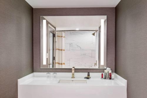 Habitación con vistas al perfil urbano de Nueva York - 1 cama extragrande del hotel Teaneck Marriott at Glenpointe. Foto 3