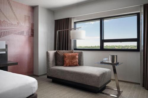 Habitación adaptada para personas con movilidad reducida con bañera adaptada - 2 camas grandes del hotel Teaneck Marriott at Glenpointe. Foto 1