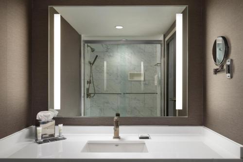 Habitación adaptada para personas con movilidad reducida con bañera adaptada - 1 cama extragrande del hotel Teaneck Marriott at Glenpointe. Foto 4