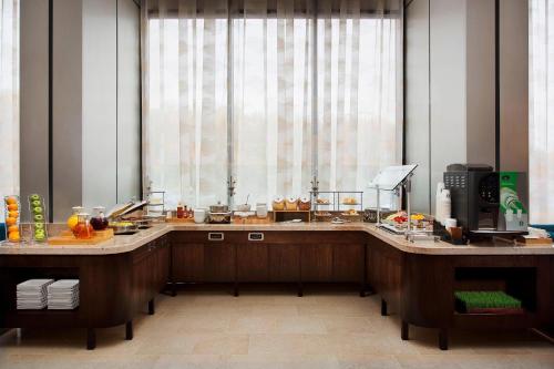 Habitación con acceso al club lounge MClub - 1 cama extragrande del hotel Teaneck Marriott at Glenpointe. Foto 9