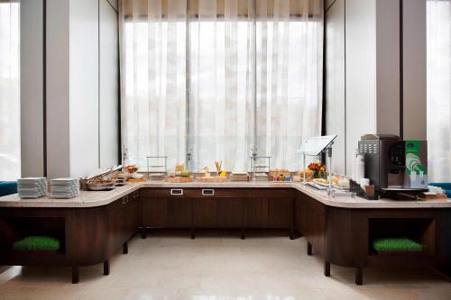 Habitación con acceso al club lounge MClub - 1 cama extragrande del hotel Teaneck Marriott at Glenpointe. Foto 11