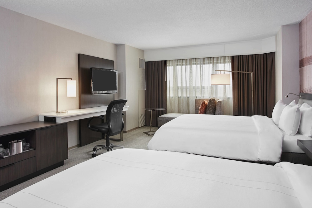 Habitación, 2 camas de matrimonio del hotel Teaneck Marriott at Glenpointe. Foto 1