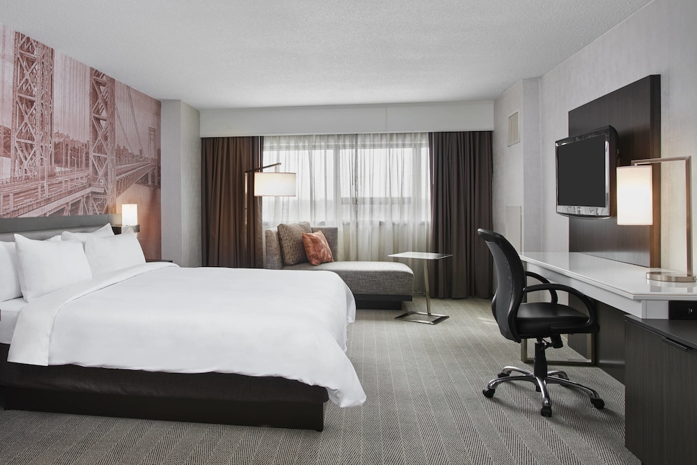 Habitación, 1 cama de matrimonio grande del hotel Teaneck Marriott at Glenpointe. Foto 1
