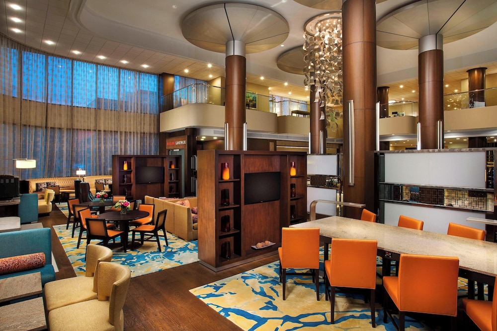 Habitación Club, 1 cama de matrimonio grande del hotel Teaneck Marriott at Glenpointe. Foto 10