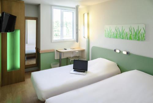 Habitación Doble Estándar - 2 camas del hotel Ibis Budget Brussels Airport. Foto 6