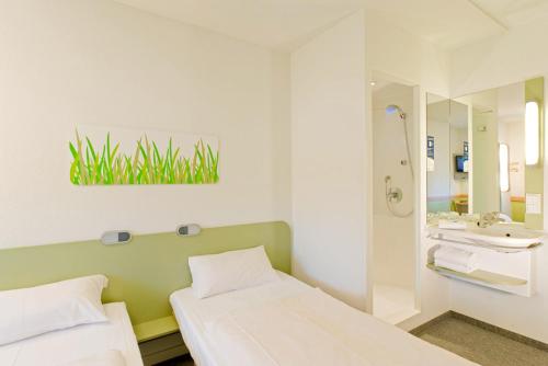 Habitación Doble Estándar - 2 camas del hotel Ibis Budget Brussels Airport. Foto 8