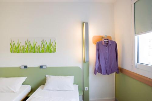 Habitación Doble Estándar - 2 camas del hotel Ibis Budget Brussels Airport. Foto 9