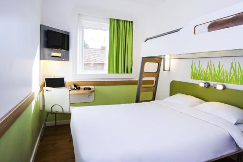 Habitación Triple Estándar del hotel Ibis Budget Brussels Airport. Foto 7