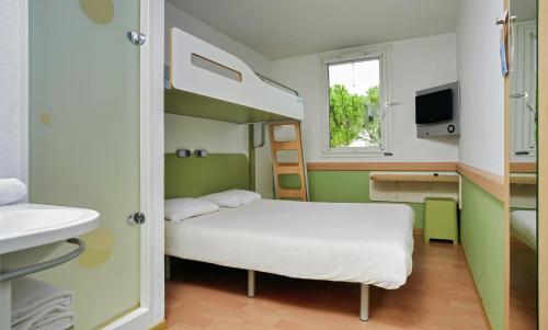 Habitación Triple Estándar del hotel Ibis Budget Brussels Airport. Foto 8