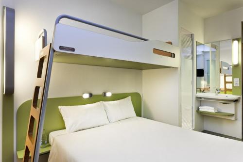 Habitación Triple Estándar del hotel Ibis Budget Brussels Airport. Foto 11