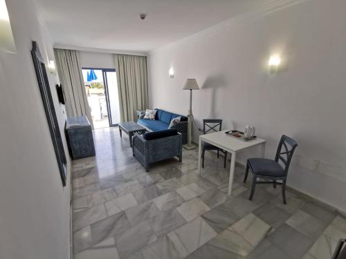 Apartamento con vistas a la piscina del hotel Igramar Morrojable - Adults Only. Foto 28