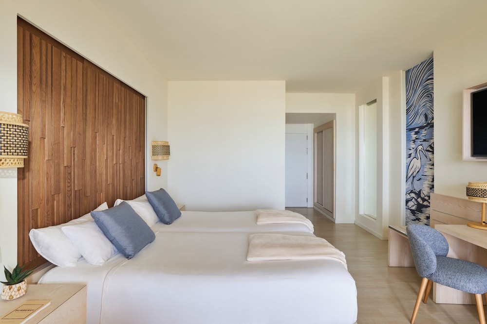 Habitación con 2 camas individuales, habitaciones comunicadas del hotel Iberostar Selection Fuerteventura Palace. Foto 2