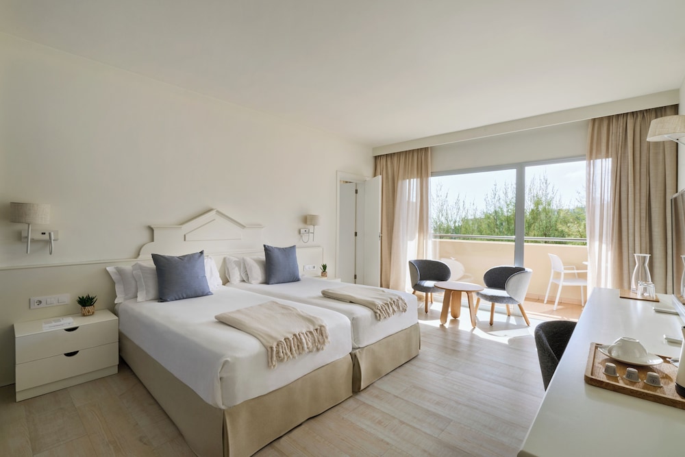 Habitación con 2 camas individuales, habitaciones comunicadas del hotel Iberostar Selection Fuerteventura Palace. Foto 3