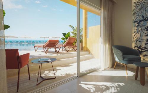 Alojamiento Doble con vistas laterales al mar y piscina compartida del hotel Iberostar Selection Fuerteventura Palace. Foto 2