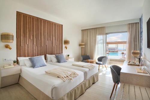 Alojamiento Doble con vistas laterales al mar y piscina compartida del hotel Iberostar Selection Fuerteventura Palace. Foto 3