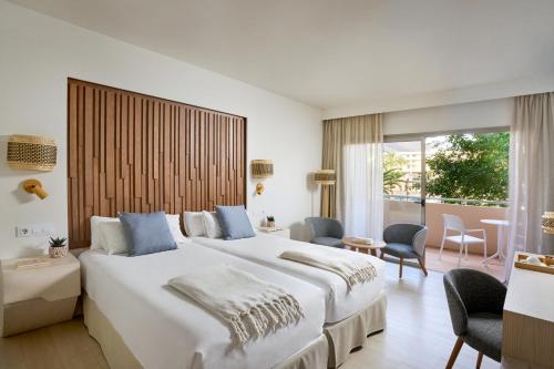 Habitación con 2 camas individuales y vistas laterales al mar del hotel Iberostar Selection Fuerteventura Palace. Foto 1