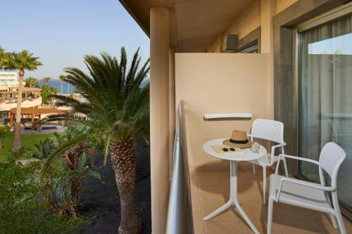 Habitación con 2 camas individuales y vistas laterales al mar del hotel Iberostar Selection Fuerteventura Palace. Foto 3