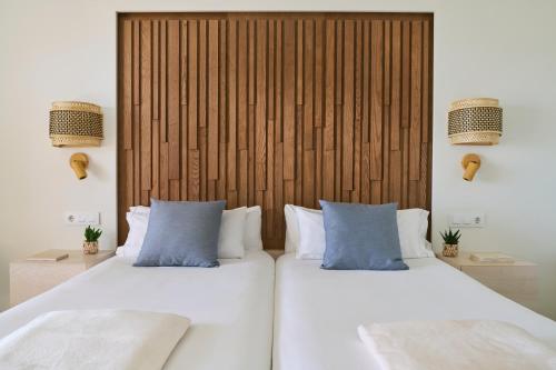 Habitación con 2 camas individuales y vistas laterales al mar del hotel Iberostar Selection Fuerteventura Palace. Foto 2