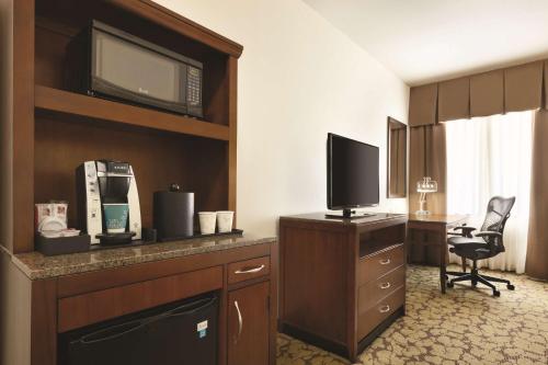 Habitación con cama extragrande. del hotel Hilton Garden Inn Rochester Downtown, Ny