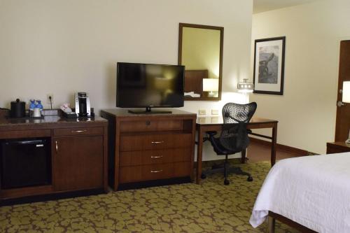 Habitación con cama extragrande y bañera accesible - Adaptada para personas con movilidad reducida del hotel Hilton Garden Inn Rochester Downtown, Ny. Foto 2