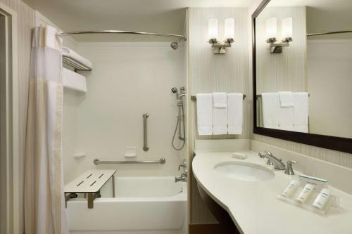 Suite Queen con bañera - accesible para movilidad reducida / No fumadores del hotel Hilton Garden Inn Rochester/pittsford