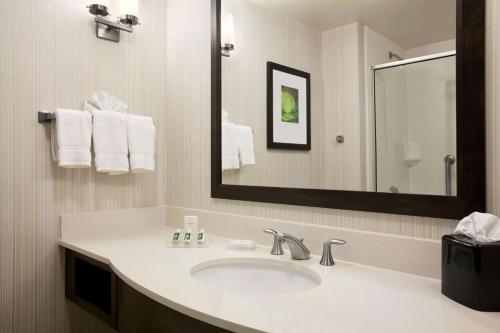 Habitación Queen con dos camas Queen - adaptada para personas con problemas de audición del hotel Hilton Garden Inn Rochester/pittsford. Foto 2