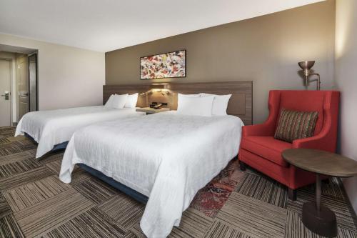 Habitación con 2 camas grandes del hotel Hilton Garden Inn Syracuse