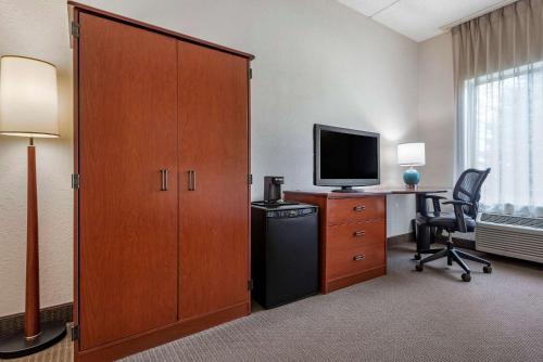Habitación Estándar con cama extragrande - Adaptada para personas de movilidad reducida - No fumadores del hotel Sleep Inn. Foto 1