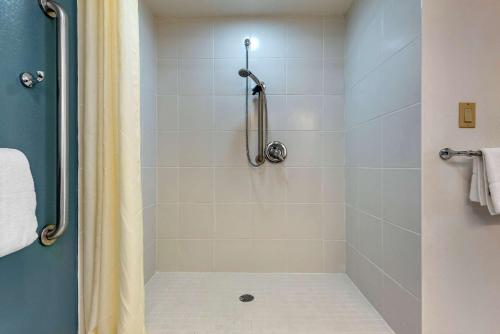 Habitación Estándar con cama extragrande - Adaptada para personas de movilidad reducida - No fumadores del hotel Sleep Inn. Foto 5