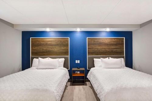 Habitación con 2 camas grandes del hotel Tru By Hilton Syracuse North Airport Area