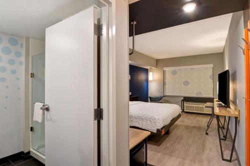 Habitación con cama extragrande. del hotel Tru By Hilton Syracuse North Airport Area