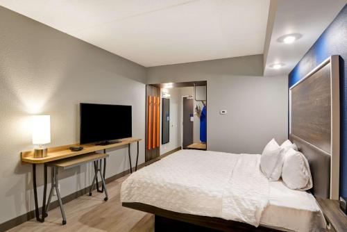 Habitación con cama extragrande. del hotel Tru By Hilton Syracuse North Airport Area. Foto 3