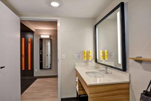 Habitación con 2 camas grandes y acceso para personas de movilidad reducida del hotel Tru By Hilton Syracuse North Airport Area. Foto 1