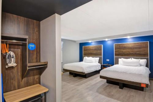 Habitación con 2 camas grandes y acceso para personas de movilidad reducida del hotel Tru By Hilton Syracuse North Airport Area. Foto 2