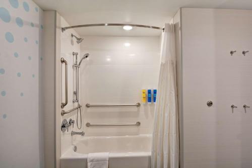 Habitación con cama extragrande y bañera accesible - Adaptada para personas con movilidad reducida del hotel Tru By Hilton Syracuse North Airport Area. Foto 2