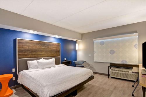 Habitación con cama extragrande y bañera accesible - Adaptada para personas con movilidad reducida del hotel Tru By Hilton Syracuse North Airport Area. Foto 3