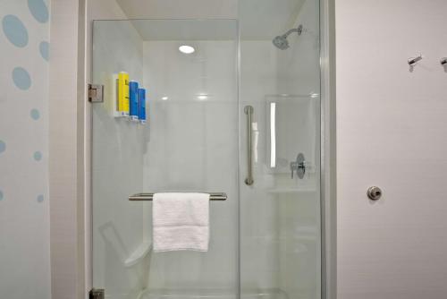 Habitación con cama extragrande - Adaptada para personas con discapacidad auditiva del hotel Tru By Hilton Syracuse North Airport Area. Foto 1