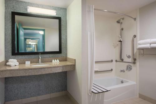 Queen Room with Two Queen Beds - Mobility and Hearing Access del hotel Hilton Garden Inn Troy