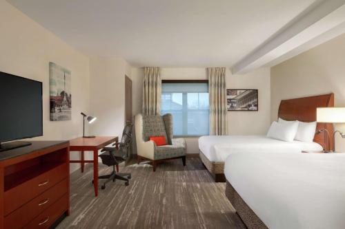 Queen Room with Two Queen Beds - Mobility and Hearing Access del hotel Hilton Garden Inn Troy. Foto 3