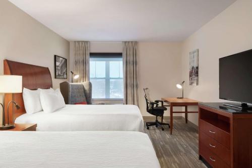 Habitación con 2 camas grandes del hotel Hilton Garden Inn Troy. Foto 5