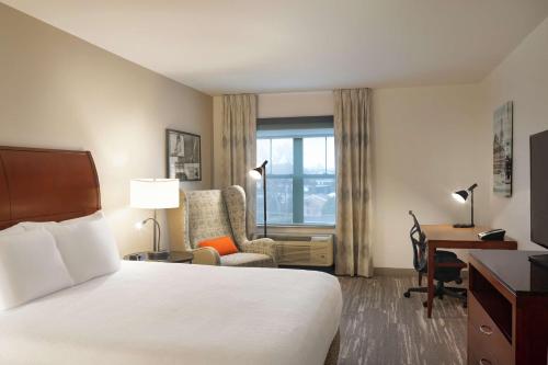 Habitación con cama extragrande. del hotel Hilton Garden Inn Troy