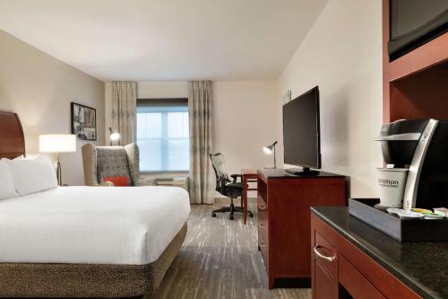 Habitación Premium con cama extragrande del hotel Hilton Garden Inn Troy. Foto 1