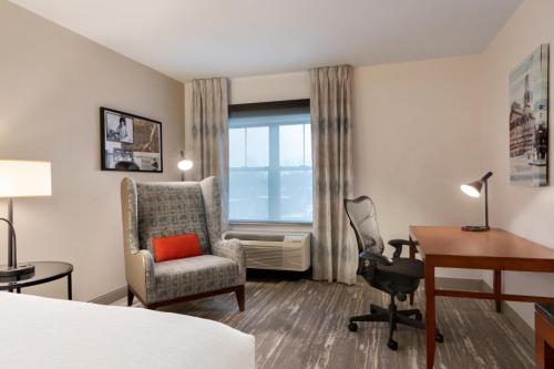 Habitación Premium con cama extragrande del hotel Hilton Garden Inn Troy. Foto 7