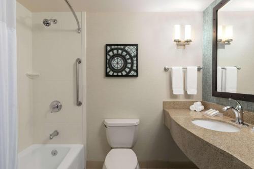 Suite Presidencial con cama extragrande del hotel Hilton Garden Inn Troy. Foto 3