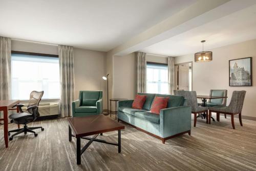 Suite de 1 dormitorio - 1 cama extragrande del hotel Hilton Garden Inn Troy. Foto 3