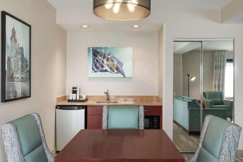 Suite de 1 dormitorio - 1 cama extragrande del hotel Hilton Garden Inn Troy. Foto 5