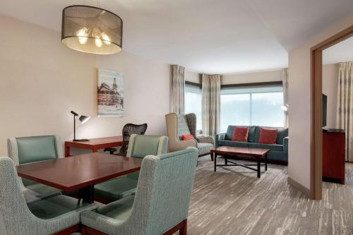 Habitación Doble - adaptada para personas con problemas de audición - cama extragrande del hotel Hilton Garden Inn Troy. Foto 1