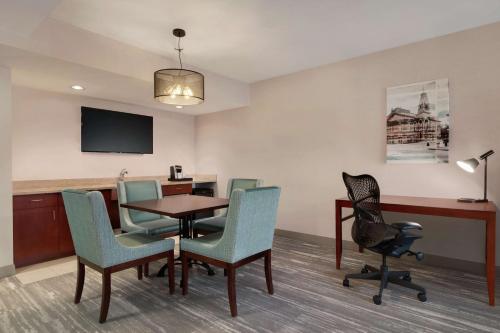 Habitación Doble - adaptada para personas con problemas de audición - cama extragrande del hotel Hilton Garden Inn Troy. Foto 3